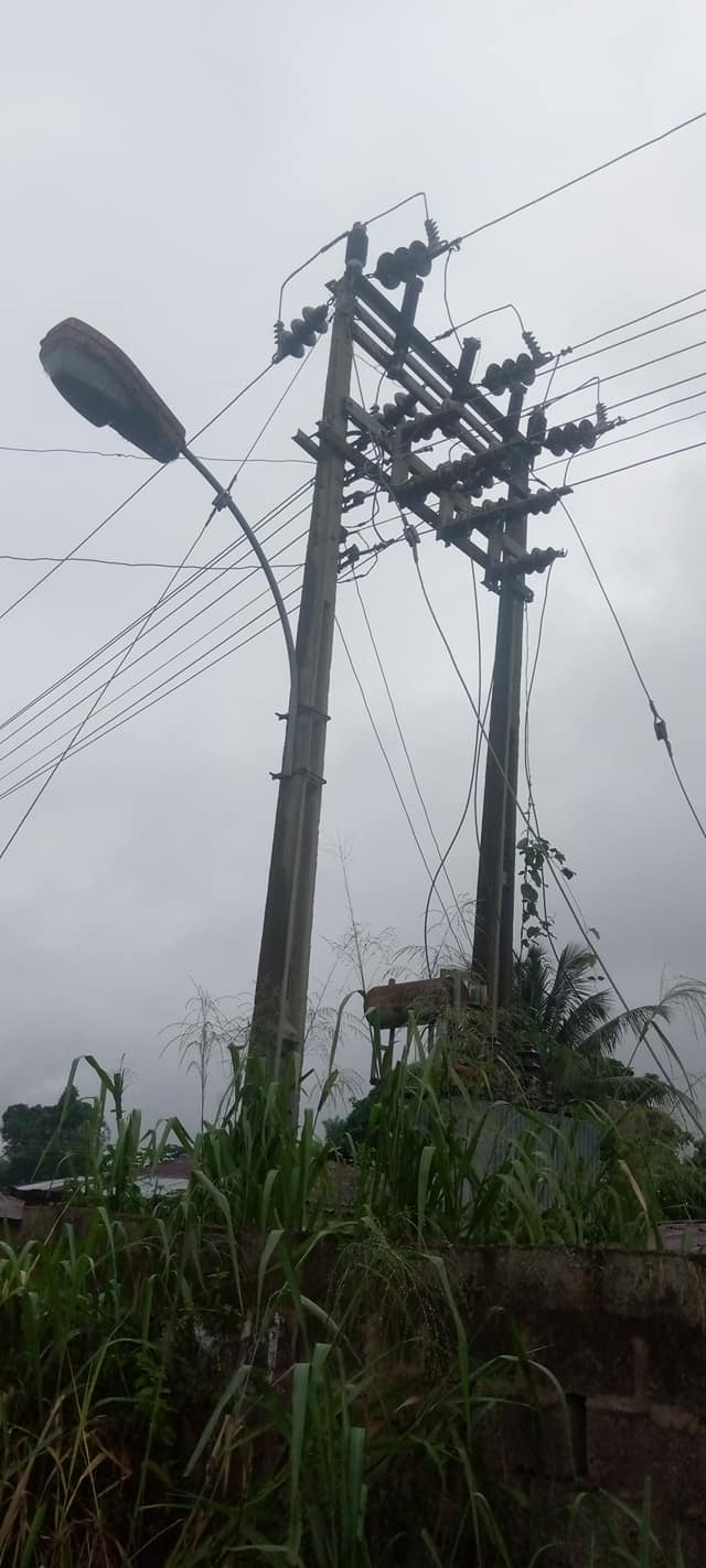 Senator Olajumoke from Ose LGA, in Ondo State donated this now abandonned transformer. Eshawa community has not had electricity in the last 5 years.